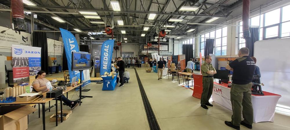 Zdjęcie galerii artykułu: Giełda Pracy w Zespole Szkół Mechanicznych w Białymstoku - stoisko Centrum Informacji i Planowania Kariery Zawodowej - Giełda Pracy w Zespole Szkół Mechanicznych w Białymstoku - stoisko Centrum Informacji i Planowania Kariery Zawodowej