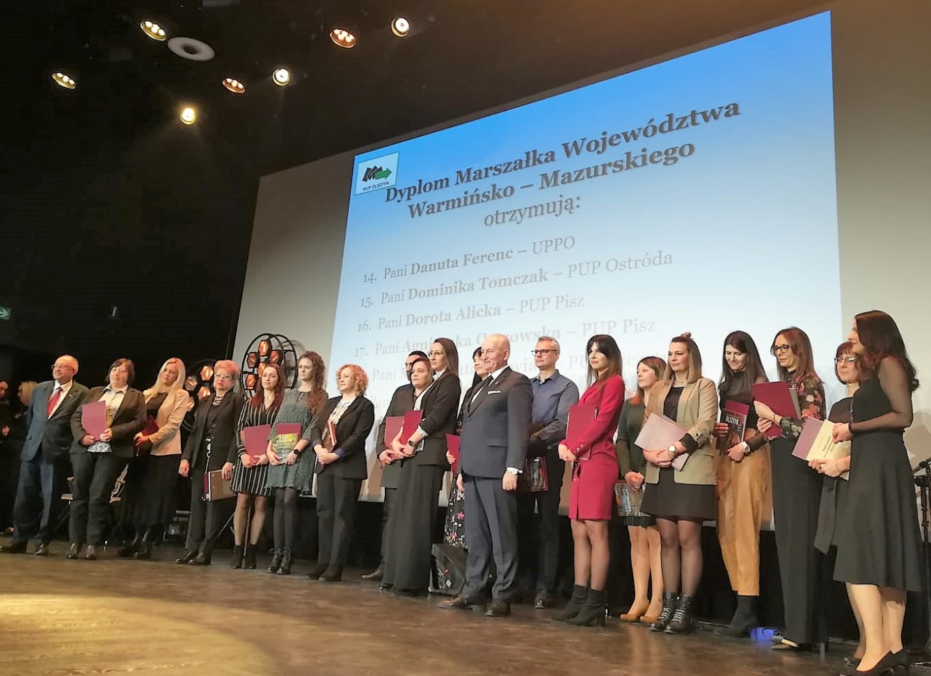 Zdjęcie przedstawiające nagrodzonych na Konferencji z Okazji Dnia Pracownika Publicznych Służb Zatrudnienia