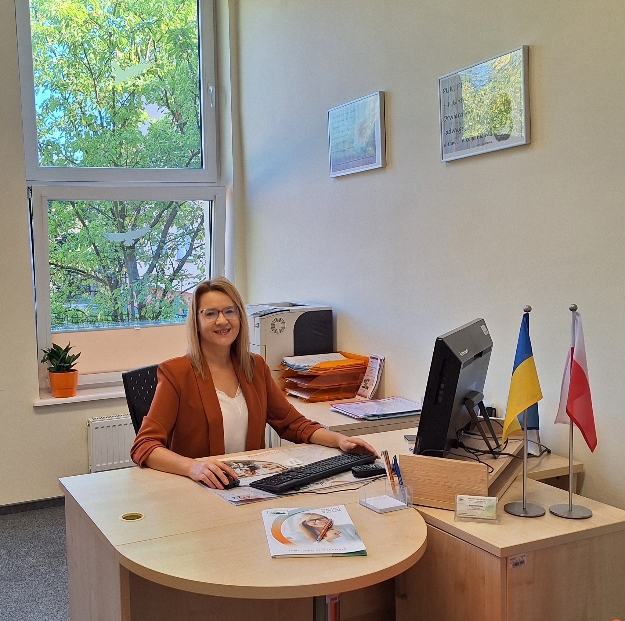 Pracownik ds. cudzoziemców pozujący przy biurku